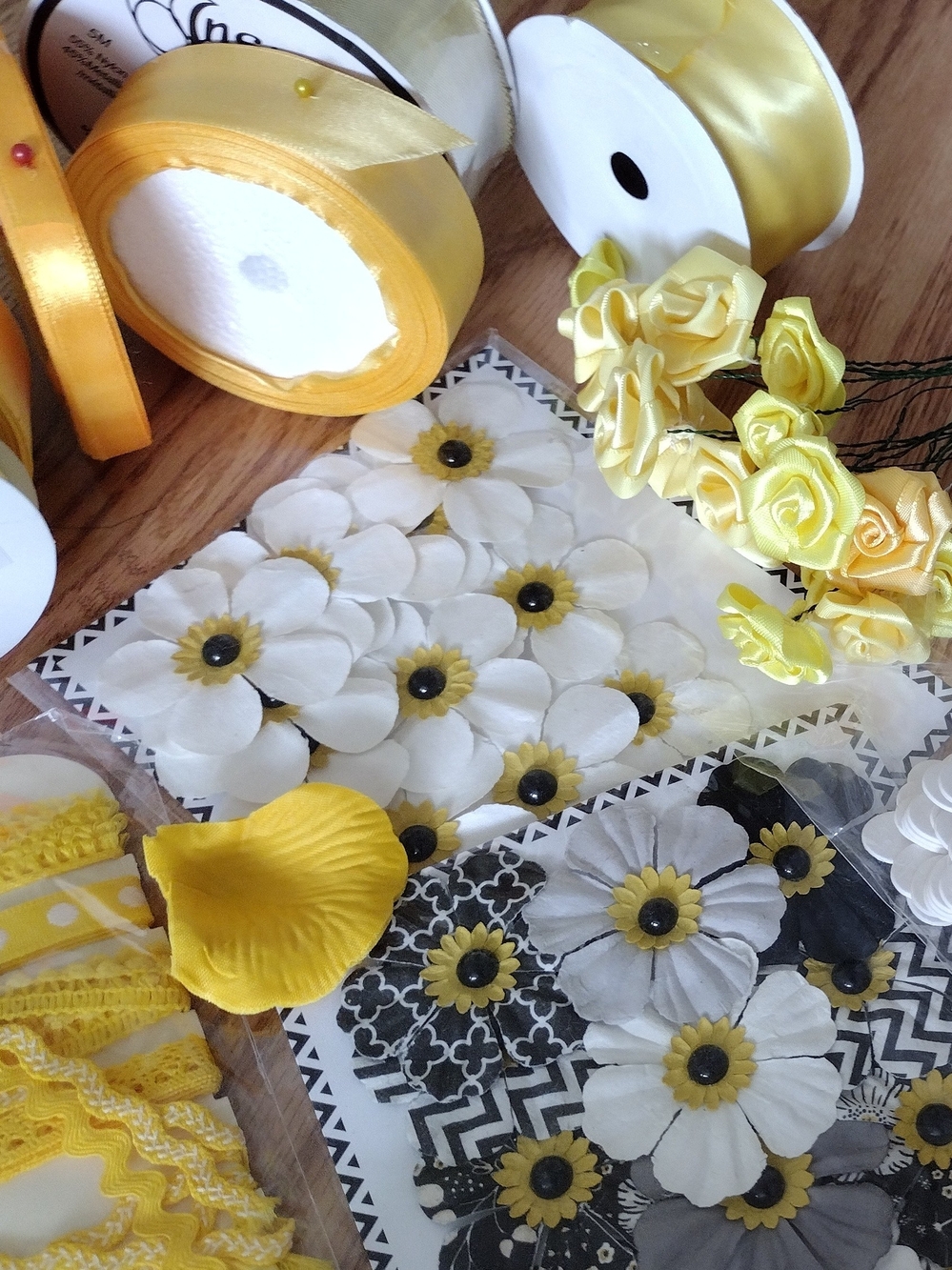 Yellow White Gold Floral & Ribbon Party Craft Kit - Picture 8 of 8